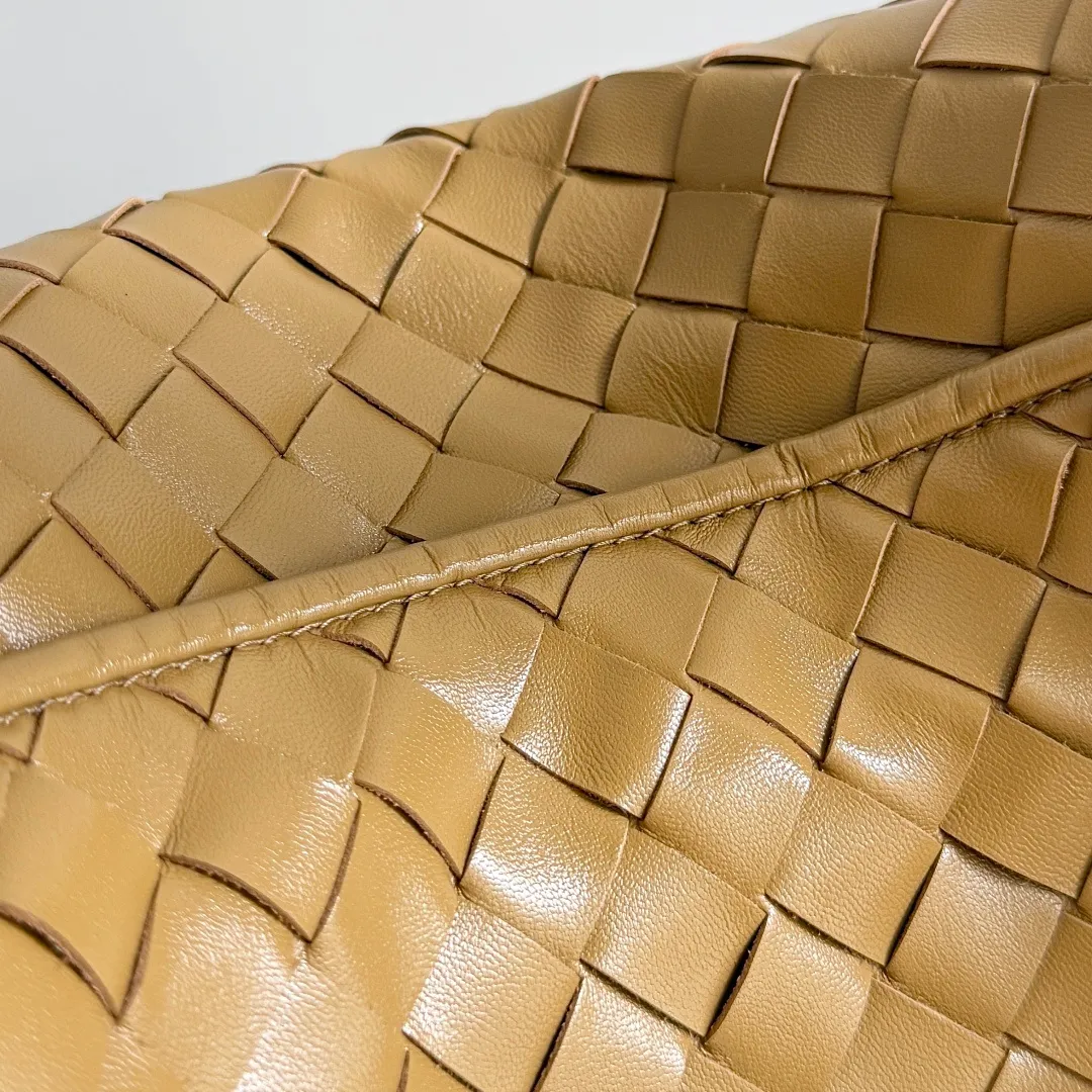 Batch 1960 It seems that this bag from BV has been popular recently ~ The new Hop is really not too beautiful. The whole bag has no seams. The bag body and handles are made of one piece of leather. It reflects the style and essence of Bottega Veneta. It truly represents craftsmanship and creativity. The large size has a very loose and lazy upper body. Big bag lovers will definitely not regret buying it. Style number: 796262 Size: 46*21*10cm